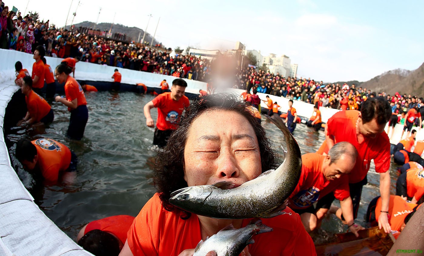 epa04444433 YEARENDER 2014 JANUARY Visitors are seen fishing at a frozen river during the Hwacheon Sancheoneo Ice Festival in Hwacheon-gun, Gangwon province, South Korea, 05 January 2014.  EPA/JEON HEON-KYUN