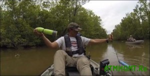 Amerikanec na rybalke sluchajno vylovil ogromnogo alligatora (video)